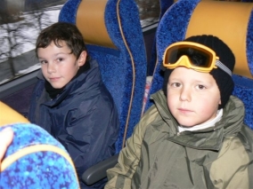 Sacha, dans le bus après le ski